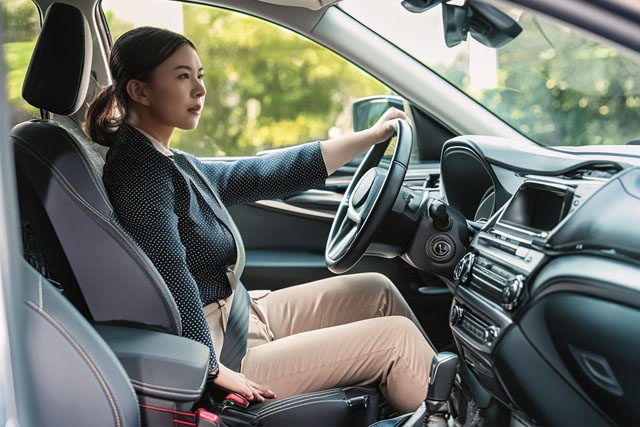 安全運転の点検をする女性